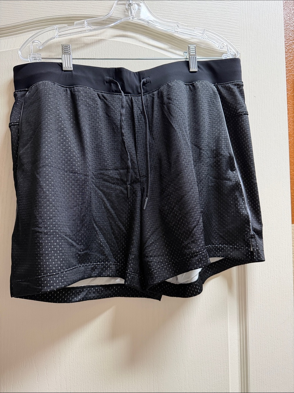 Men’s lululemon 5 inch mesh shorts
